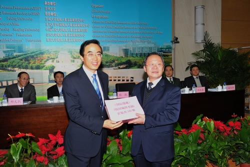 图为程凯副理事长向吉林大学党委书记陈德文捐赠中国儒学研究经典著作《儒臧》 图为程凯副理事长向吉林大学党委书记陈德文捐赠中国儒学研究经典著作《儒臧》