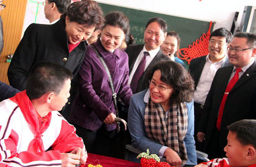 张海迪与临沂市天使国际特教学校的孩子们亲切交谈 张海迪与临沂市天使国际特教学校的孩子们亲切交谈