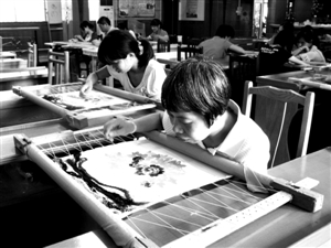 在工疗站,大家正在认真地学习广绣 陈晓洁摄