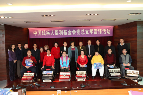 图为基金会领导和任士荣老师及盲人乐队合影 图为基金会领导和任士荣老师及盲人乐队合影