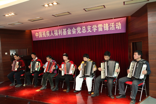 图为盲人乐队演奏手风琴 图为盲人乐队演奏手风琴