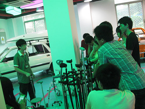 学生们在学习助行器具的使用