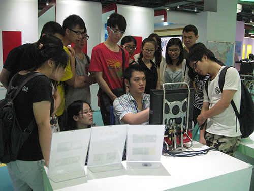学生们在学习电脑辅具的使用