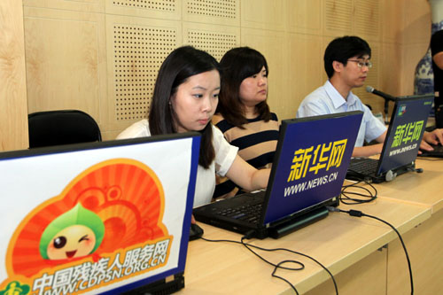 图为新华网对活动进行全程网上无障碍直播 图为新华网对活动进行全程网上无障碍直播