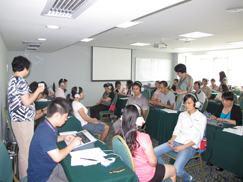 图三为在中国聋儿康复研究中心和省康复中心专家的指导下，学员们学习纯音测听技术