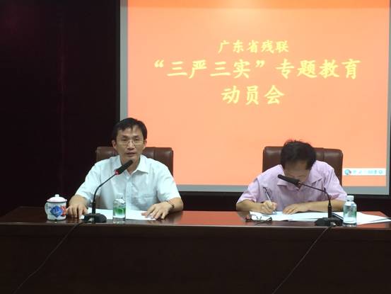 图为党组书记、理事长张永安同志讲专题党课