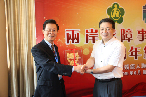 图为贾勇与赵守博出席活动并亲切握手