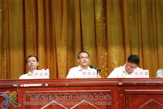 图为省残联副理事长柯沫夫讲话