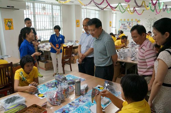 图为中国残联调研组在增城区残疾人康复中心参观调研