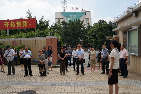 图为中国残联调研组在黄埔区残疾人康复中心参观调研