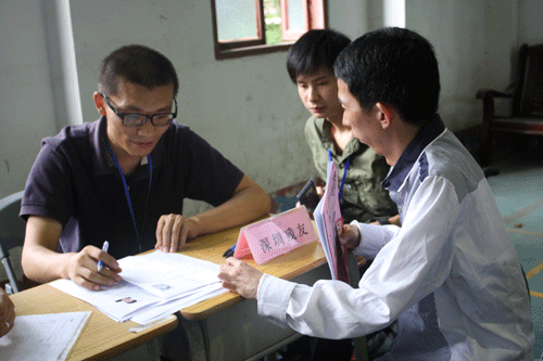 图为用人单位与学生应聘互动