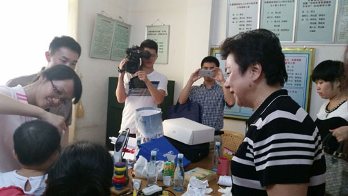 图为李敏副理事长现场对调查工作进行指导