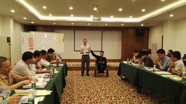 图为学员相互介绍