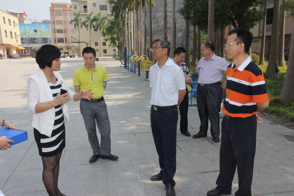 图为柯沫夫现场倾听全民助残健身工程工作汇报