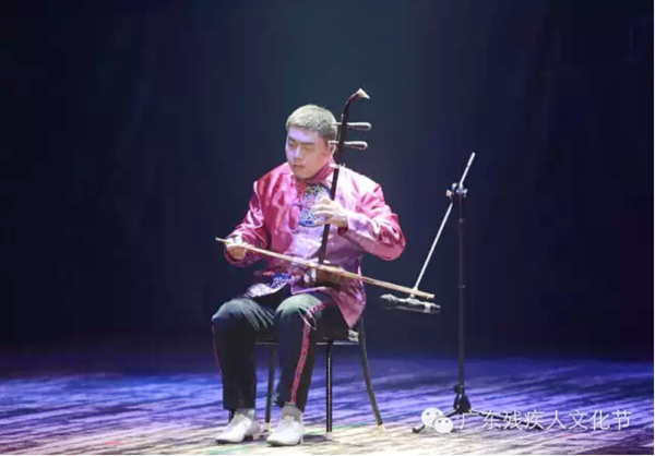 图为二胡独奏《战马奔腾》
