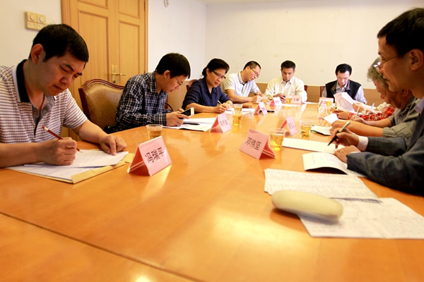 图为“读书益智”征文评选活动现场