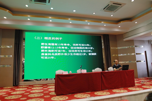 图为广州体育学院副教授雷贵成进行授