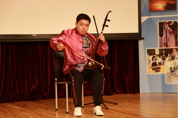 图为广东省残疾人艺术团演员许雷二胡独奏《战马奔腾》