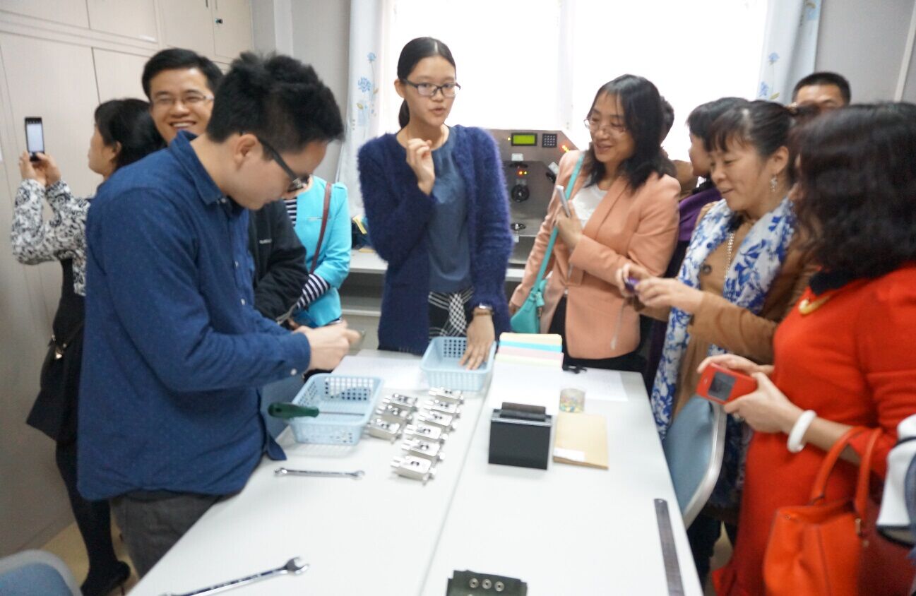 图为学员现场观摩体验物理测评