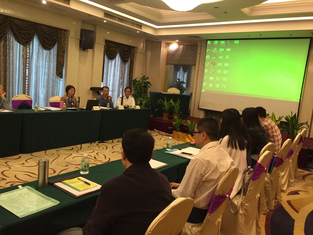 图为香港专家与评估员交流评估案例