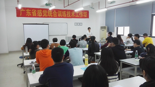 图为广州体育学院运动医学康复中心主任侯晓晖向学员们介绍工作坊相关情况