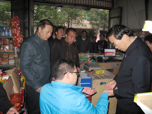 图为调研组一行在寿宁县下党乡下党村入户慰问残疾人家庭