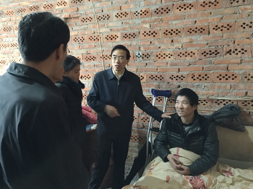 图为调研组一行在霞浦县三沙镇入户慰问残疾人贫困户家庭