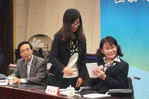 图为张海迪点击开通多终端“残疾人服务地图”