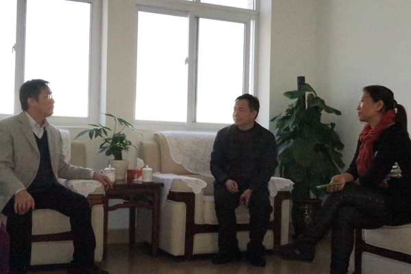 图为张永安与中山市残联理事长高尔基、残疾儿童教养学校副校长郭燕玲促膝座谈