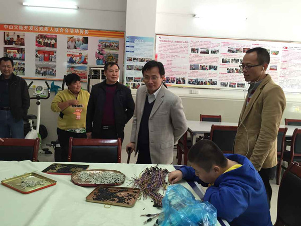 图为张永安与学员们亲切交流