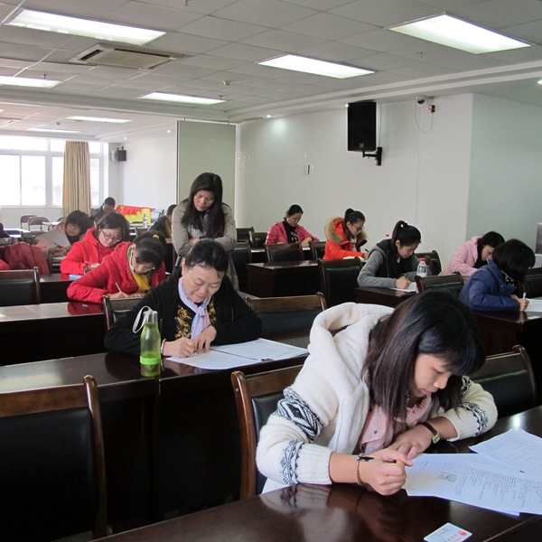 图为考务人员巡考