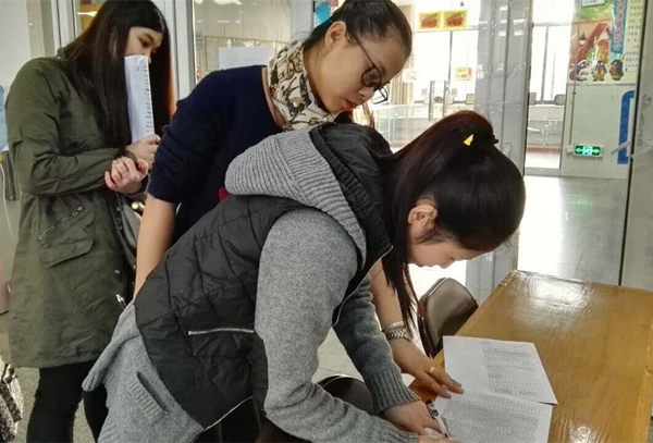 图为学员考前核对个人信息签到