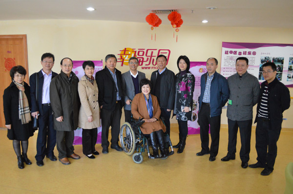 图为考核小组与“心之海残友心理援助服务中心”机构负责人合影