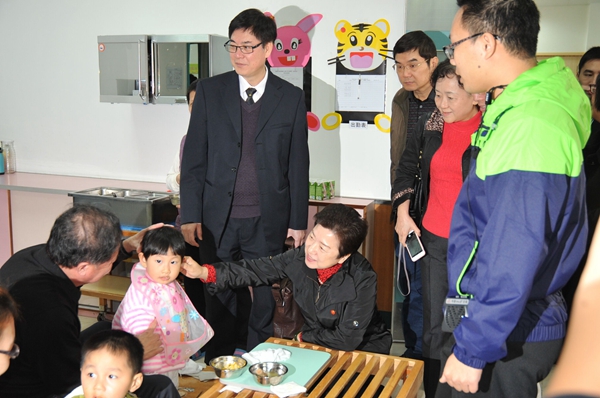 图为检查评估组视察番禺区残疾人康复中心