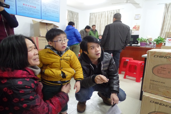 图为低视力患儿接受检查