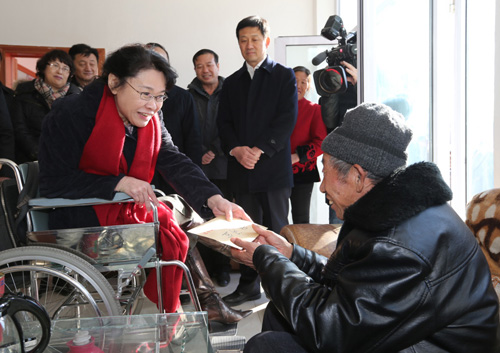 图为张海迪在两间房乡石峰沟村亲切慰问贫困残疾老并送上慰问金