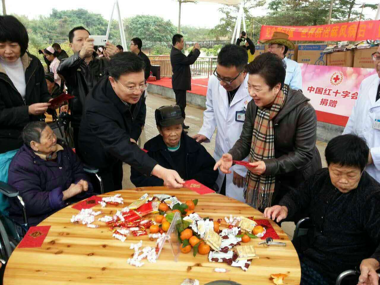 图为中国残联贾勇副理事长到省泗安医院慰问麻风病人，省残联副理事长李敏陪同