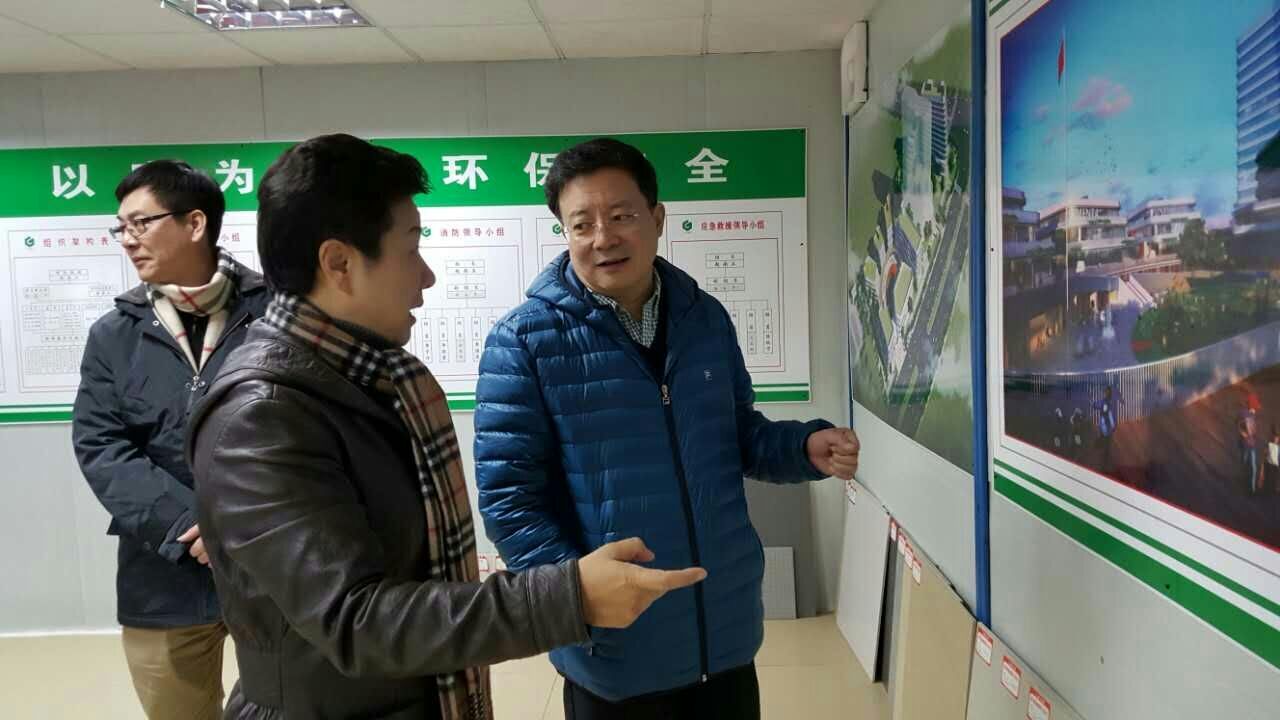 图为中国残联贾勇副理事长深入了解省残疾人康复基地建设情况