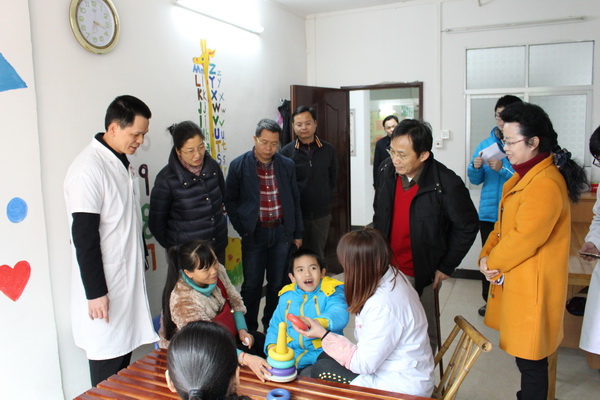 图为省残联慰问组慰问民办残疾人服务机构