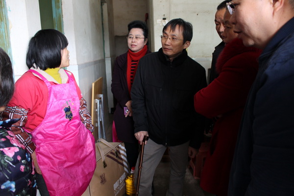图为省残联慰问组慰问双江村贫困残疾人家庭