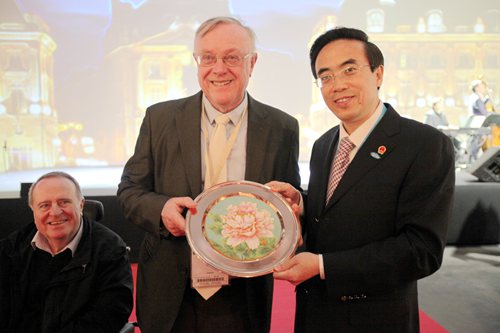 图为程凯会见本届赛事组委会主席诺尔·罗杰先生