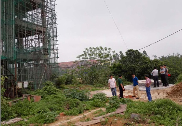 图为调研组在了解服务中心项目建设情况