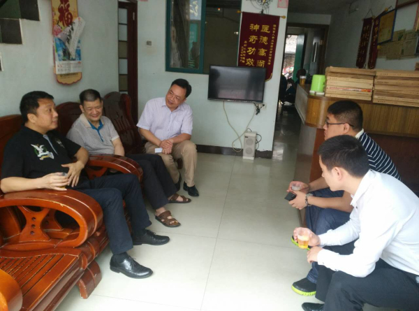 图为省就业中心副主任王陈到盲人按摩机构进行现场参观指导