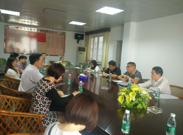 图为省就业中心副主任王陈与按摩机构负责人进行座谈会