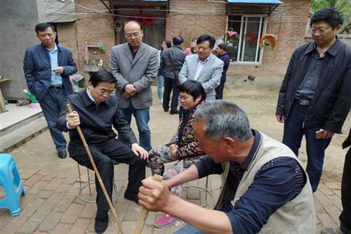 图为调研组走访贫困残疾人家庭