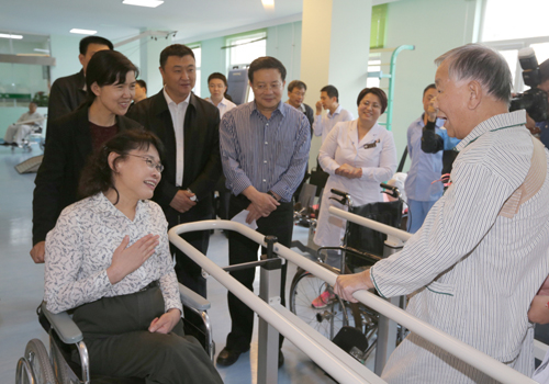图为海迪主席和正在接受康复训练的老人亲切交谈