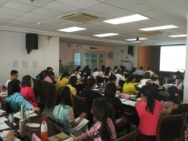 图为学员分组学习