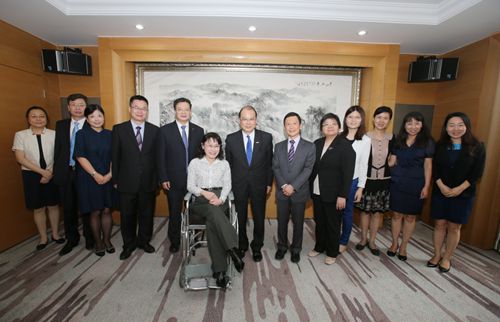 图为会见后合影