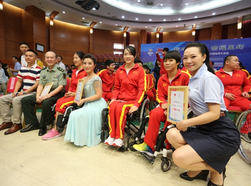 图为代表团形象大使与运动员合影留念