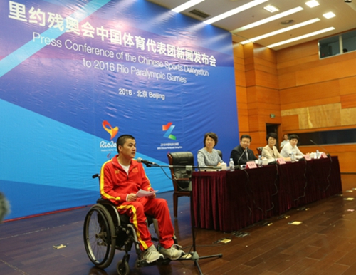 图为运动员代表发言